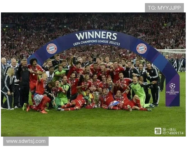 致敬首夺欧冠辉煌巴黎球迷亮灯装点城市夜空上赛季纪念胜利荣耀